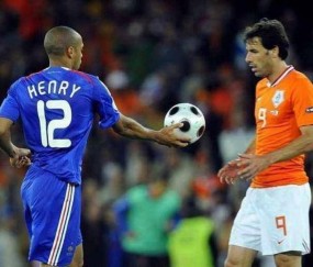 先跟C罗水火不容，后与大罗关系微妙，欧冠金靴受困于人际关系