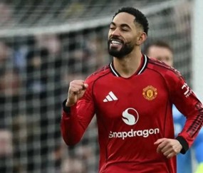 随着曼联3-2绝杀，维拉0-1小蜜蜂，热刺2-2曼城，英超积分榜出炉