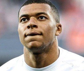 近7场仅1胜，2平4负！皇马球迷贴面怒骂球员：不知羞耻！姆巴佩用帽遮脸+逃离！