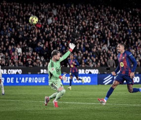 三球横扫，一夜登顶，巴萨逆袭，西甲榜首又换人，皇马仅差1分